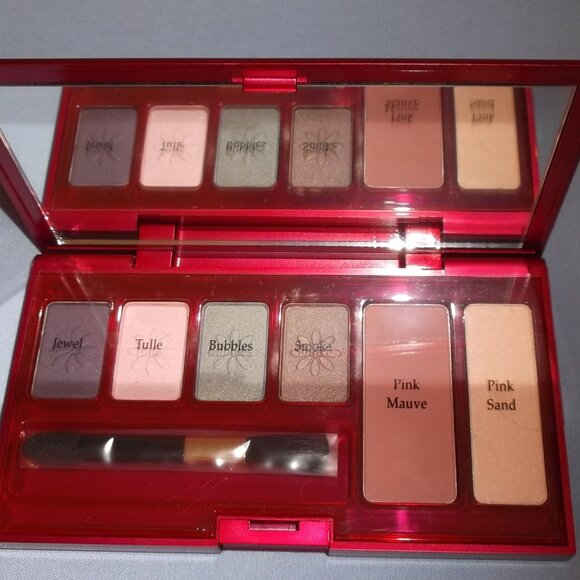 Elizabeth Arden Red Compact Mirror Case + 2 Refill Eyeshadow Palettes, New - Picture 2 of 9